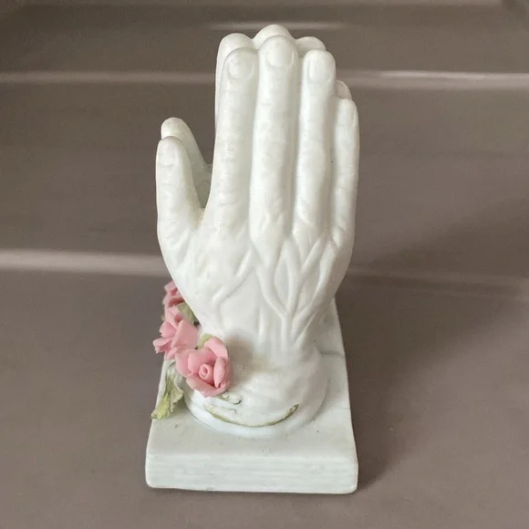 Vintage prayer hands over book and roses figurine - Picture 4 of 14
